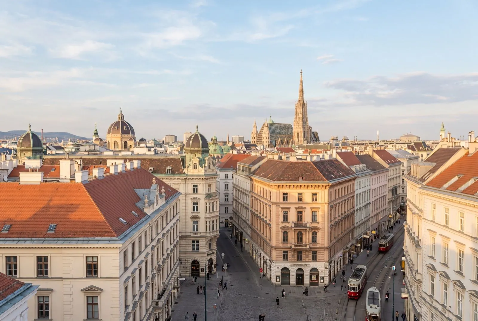 Blick über die Dächer der Wiener Innenstadt mit Stephansdom und Straßenbahnen